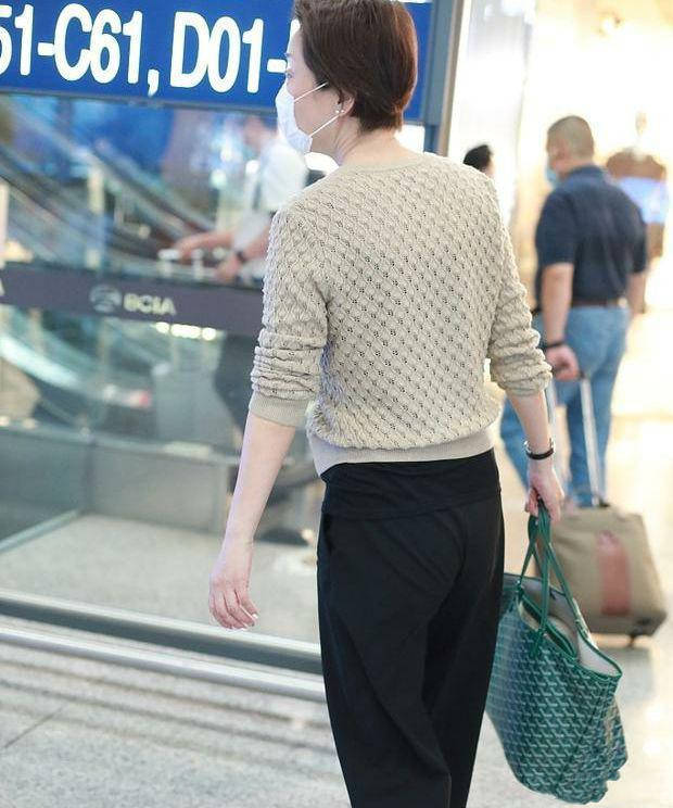 &quot|豪门阔太不会炫富？57岁毛阿敏一身高级，却背7千＂大妈包＂走机场