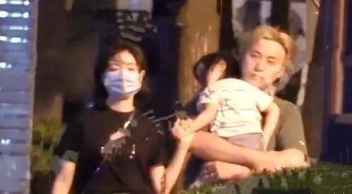 女儿|原创万茜老公曝光，从摄影师变妻子的背后支撑，一起接女儿放学甜到齁