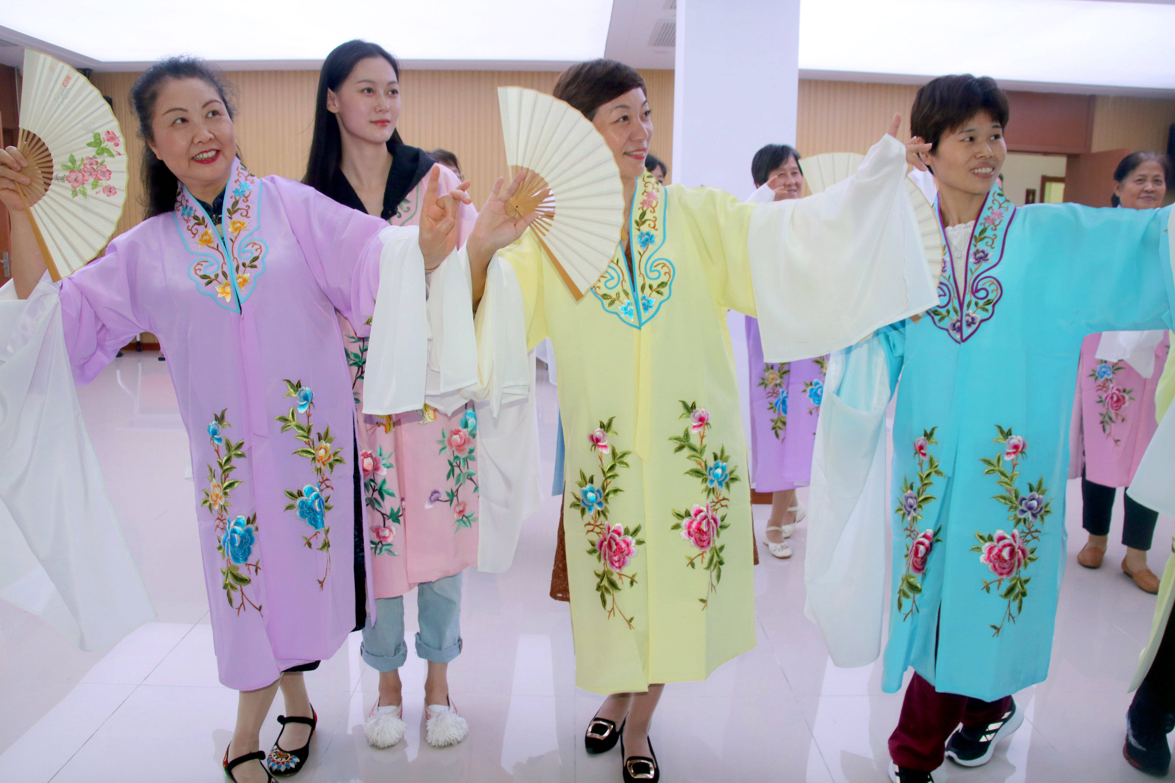 苏州学士社区和吴门扇艺联合开展学习昆曲艺术弘扬传统文化活动