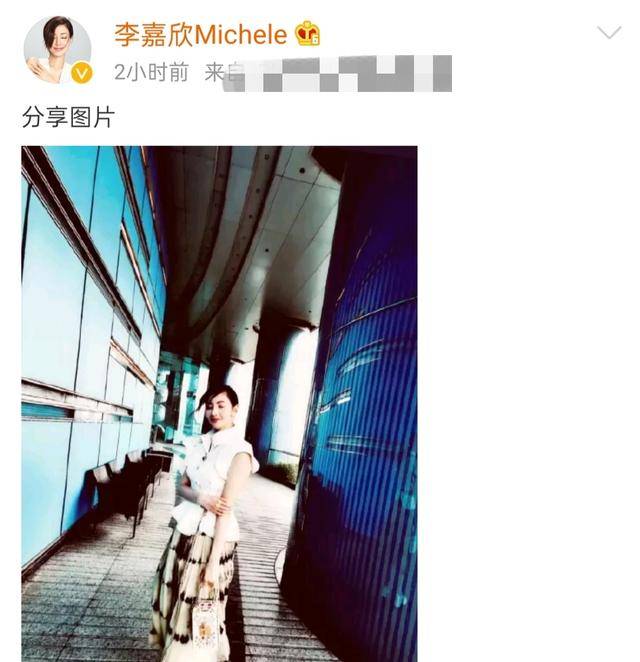 气质|50岁李嘉欣晒照，搭配被嘲土但气质仍出众！被网友赞优雅好似油画