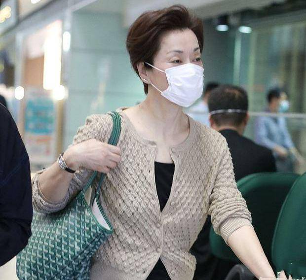 &quot|豪门阔太不会炫富？57岁毛阿敏一身高级，却背7千＂大妈包＂走机场