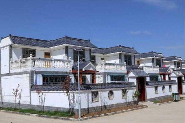 房屋问题不仅在城市中备受关注，在农村住宅同样受到很多人重视，因为有了房子才有了住所，一家人才可以其乐融融的生活在一起。这20年来，城市中的房地产发展十分迅速，不仅带动了很多相关产业的发展，同时也使得城市中的房价变得越来越好，以至于很多人都存在巨大的买房压力。 