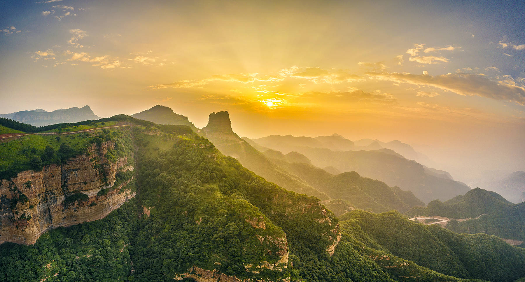 黄金周前夕,登周公山赏太行断崖风光,在88道拐的自驾最美路线上销魂