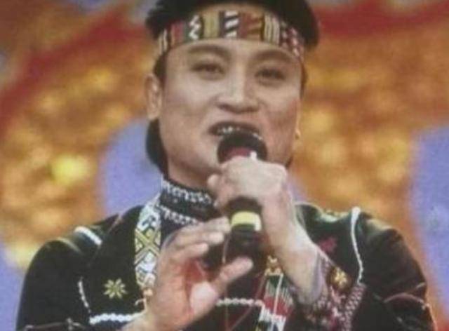 凭春晚走红，因意外摔成智障，生活不能自理，