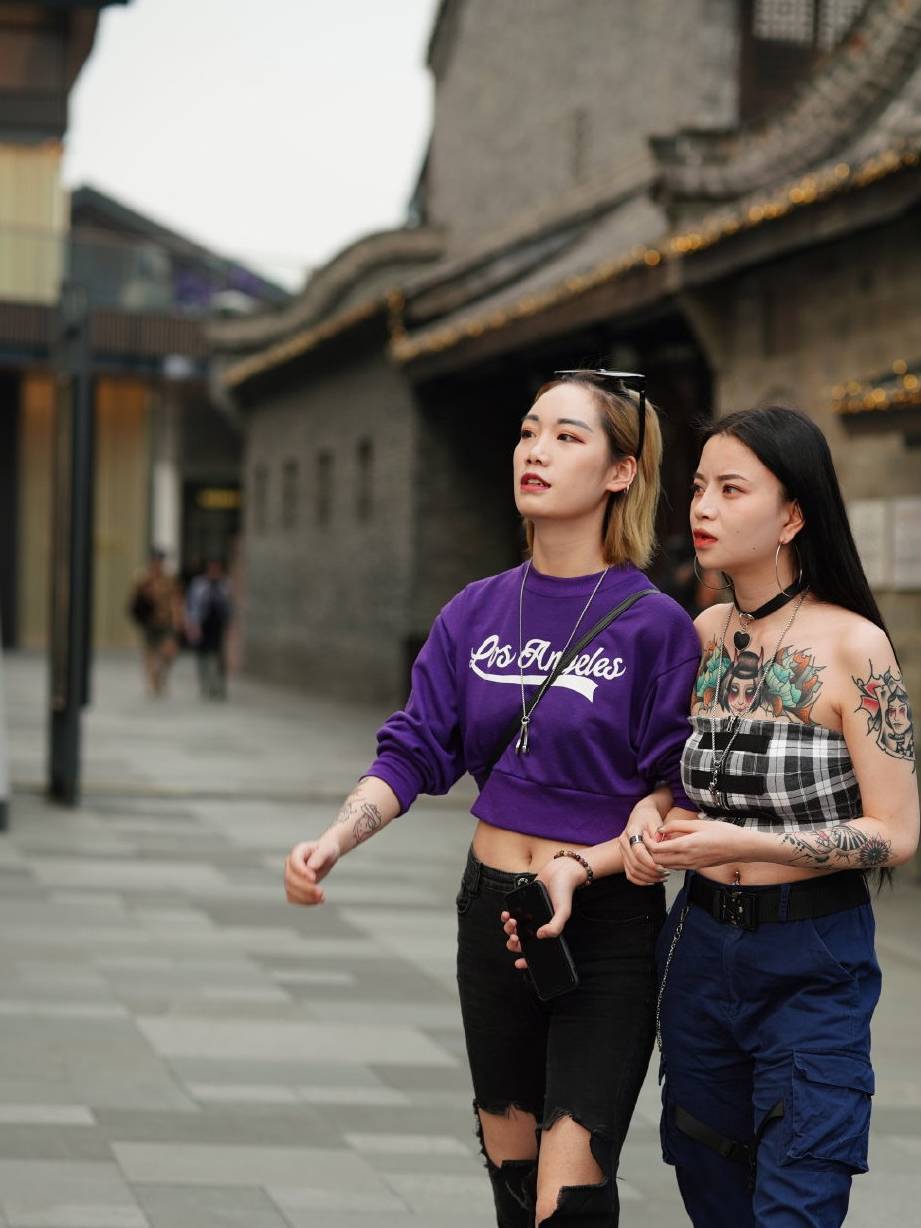 时尚|好闺蜜,时尚风格要保持一致,跃然街头视觉美才会翻倍!