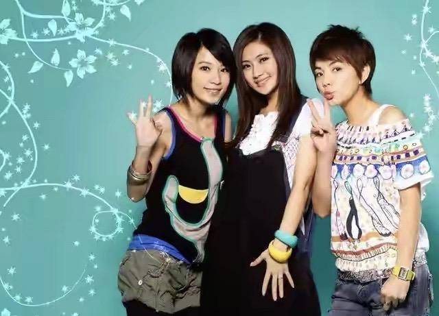 上半身|40岁Ella意外做手术太心疼！生病穿衣更大胆，深v大秀S线条