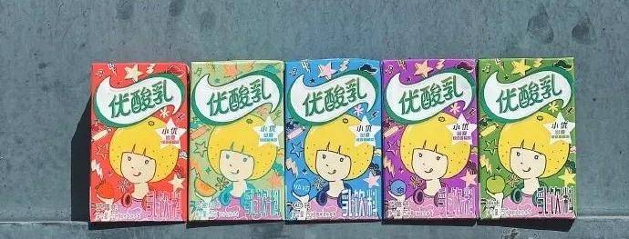 优酸乳还打造"柚子头"的品牌ip形象"小优",并用"小优"盲盒玩法将包装