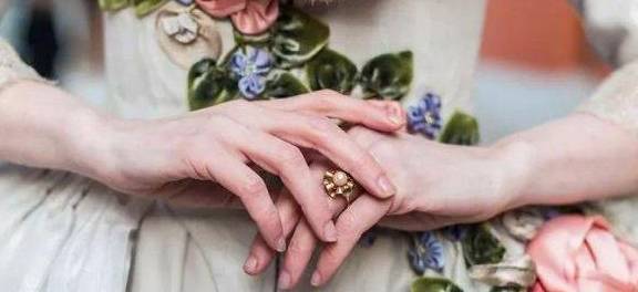 世纪|她亲手制作出十八九世纪复古裙,穿越时空的美感棒呆