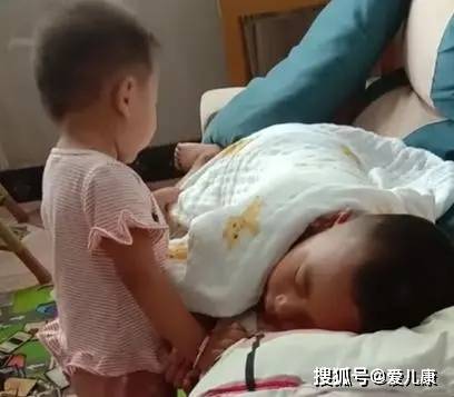 哥哥|上一秒相亲相爱，下一秒鸡飞狗跳！痛并快乐着…二胎家庭