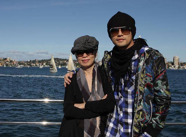 时尚|周杰伦多次夸赞妈妈时尚，看到照片，一般人比不了这种潮范