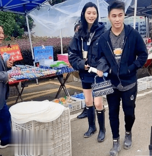 何猷君奚梦瑶逛街买菜,蹲地砍价毫无架子,网友:神仙下凡的样子