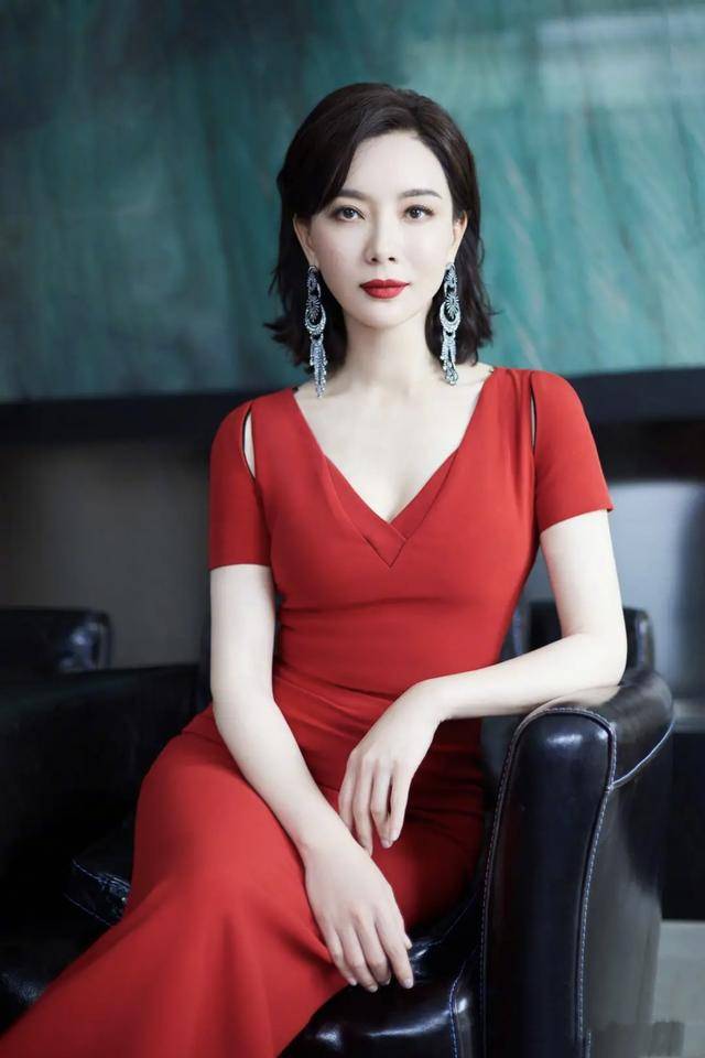 调配|陈数状态真的好，身穿红色裹身裙秀“3D身材”，哪像70后的人