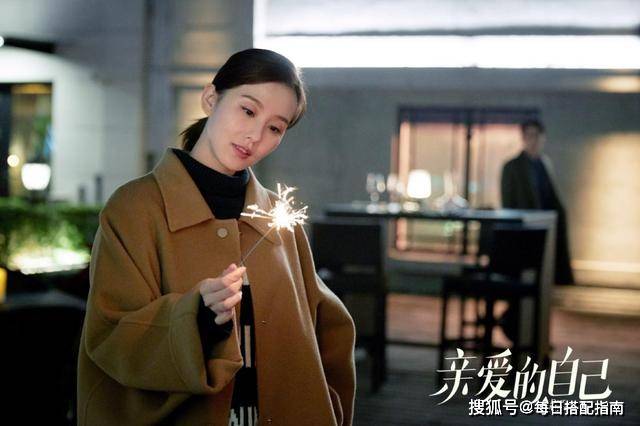 33岁的刘诗诗复出带来的第一部电视剧《亲爱的自己》,就成功的引起了