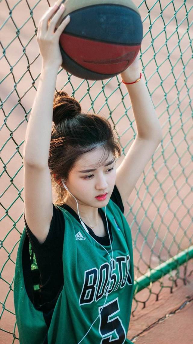 辣酱|原创赵露思秋天第一顿方便面，方便面蘸冰淇淋加辣酱，黑暗吃法受好评