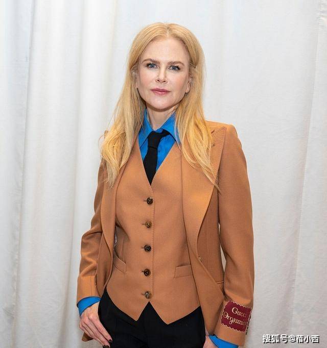 秋冬巨|驼色单品已out了!秋冬巨火的C位色叫“砂岩褐”,谁穿谁高级