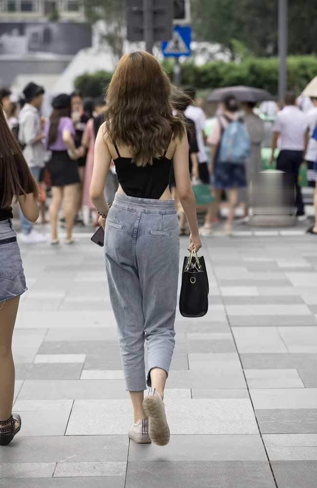 胯骨小的女生怎么穿搭穿搭_胯骨部位图女生