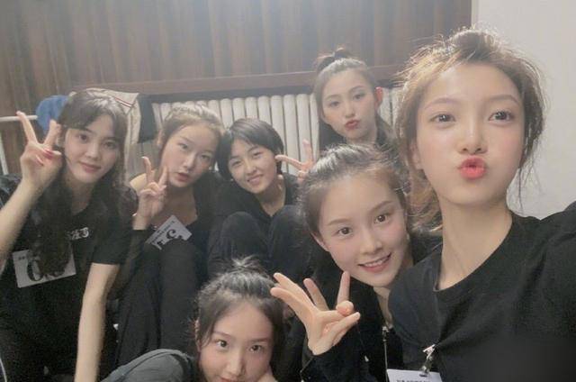 张子枫|原创张子枫晒同学合影,新生班美女如云,与孙俪妹妹、夏梦成同窗