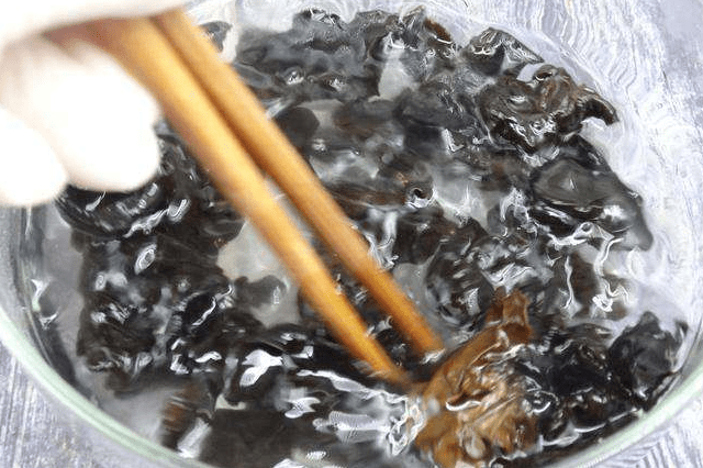 原来泡木耳这么简单,掌握2个窍门,5分钟就搞定,木耳饱满嫩滑
