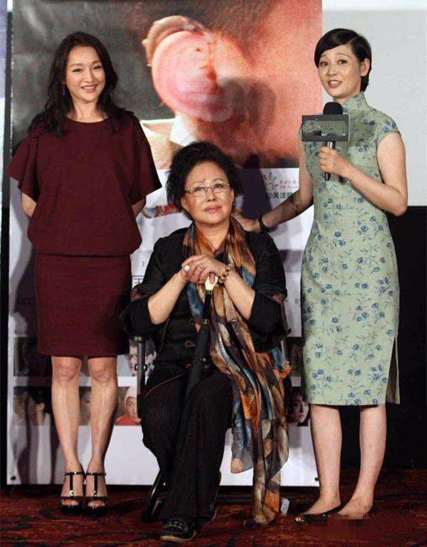 皱纹|徐帆老了双下巴明显，脸上皱纹也多了，但总比那些僵尸脸好看！