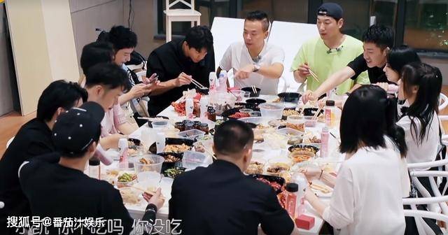王俊凯喝白酒喊辣,减肥后的腿比赵丽颖还细