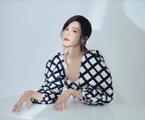 服装|郁可唯真挺摩登的，穿大号格子装，双眼柔情太容易让人陷进去