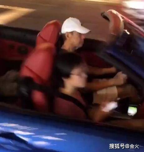 敞篷车|原创张丰毅开敞篷车现身，副驾驶坐短发女子，后座两只巨型犬抢眼
