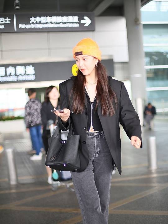 女友|宝藏女孩！张一山绯闻女友宋妍霏穿露脐装秀蛮腰，戴小黄帽很吸睛