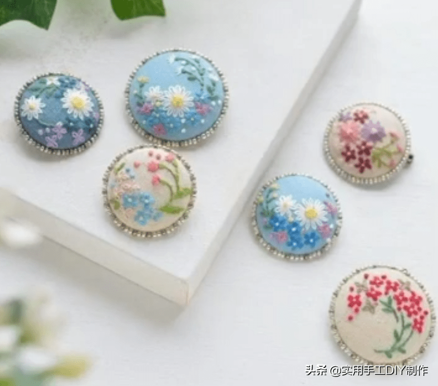 刺绣|「刺绣作品」100个迷人时尚的刺绣纽扣，装饰衣物美美的