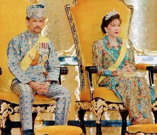 萨利哈|文莱两位王妃被休,王后穿华服戴头巾好风光,却长了一对死鱼眼