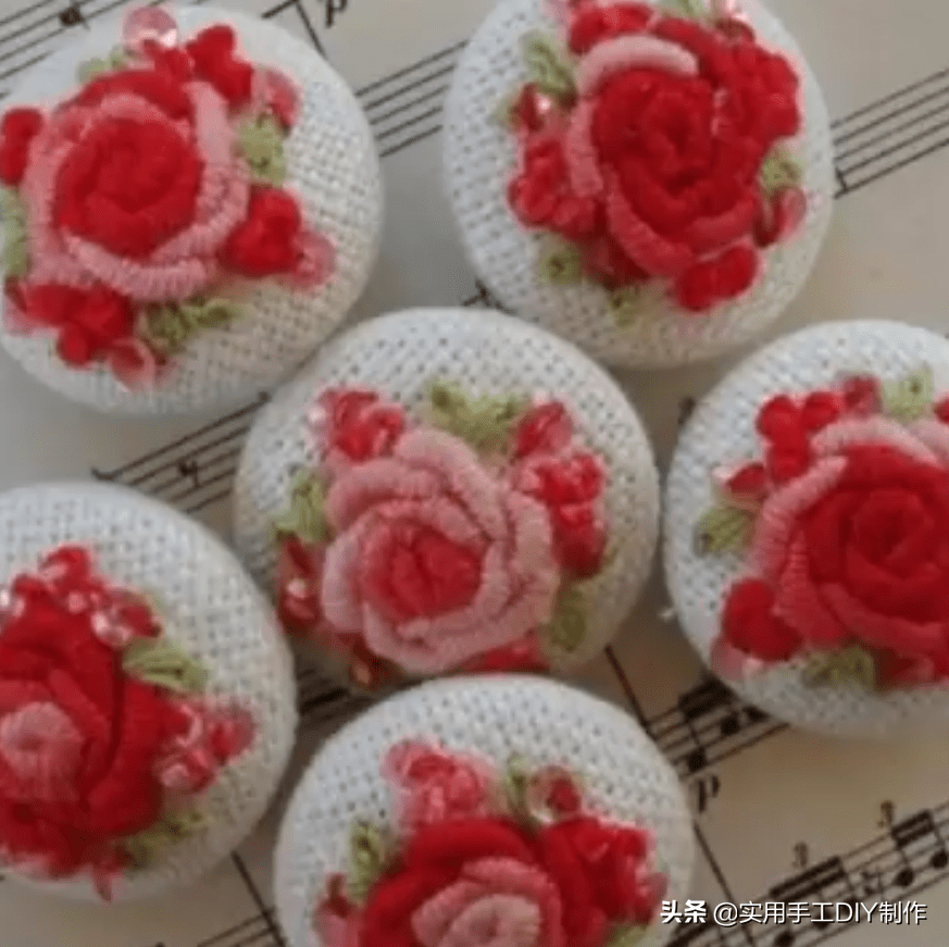 刺绣|「刺绣作品」100个迷人时尚的刺绣纽扣，装饰衣物美美的