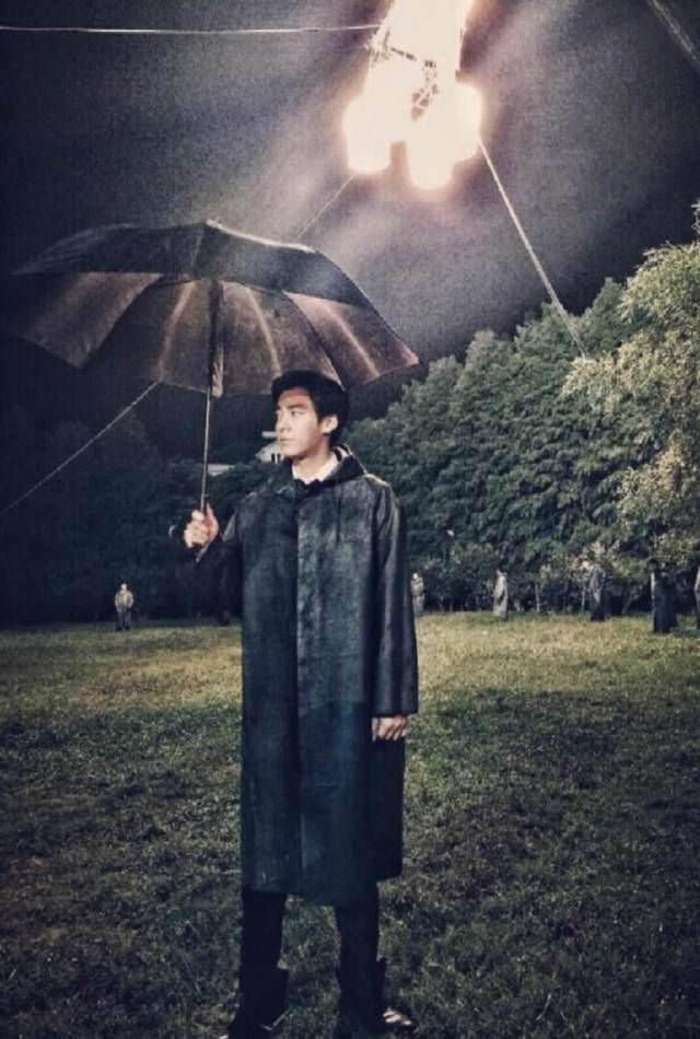 原创男星撑伞,任嘉伦怦然心动,王俊凯少年感绝了,你想与谁共撑?