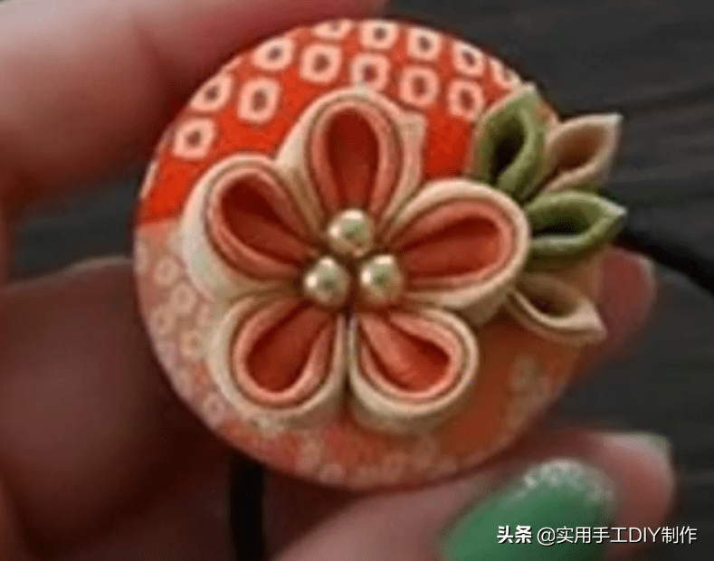 刺绣|「刺绣作品」100个迷人时尚的刺绣纽扣，装饰衣物美美的