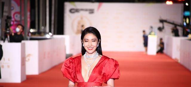 礼服|杨谨华亮相金钟奖，宫廷风深V礼服秀好身材，43岁美得让人心动