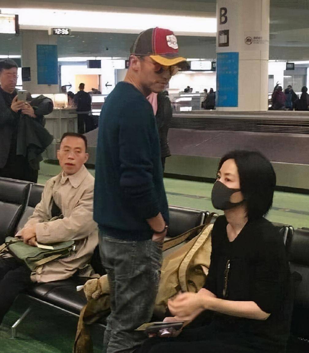 王菲谢霆锋被曝分手?谢霆锋罕见回应,高调晒出同款情侣戒指