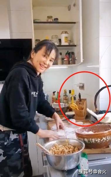 视频|原创57岁李勤勤包袱全无，晒收工视频，吃完面擤鼻涕擦在鞋后跟？