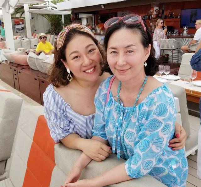 干女儿晒何超琼私照，抱宠物狗和蔼可亲，58岁无