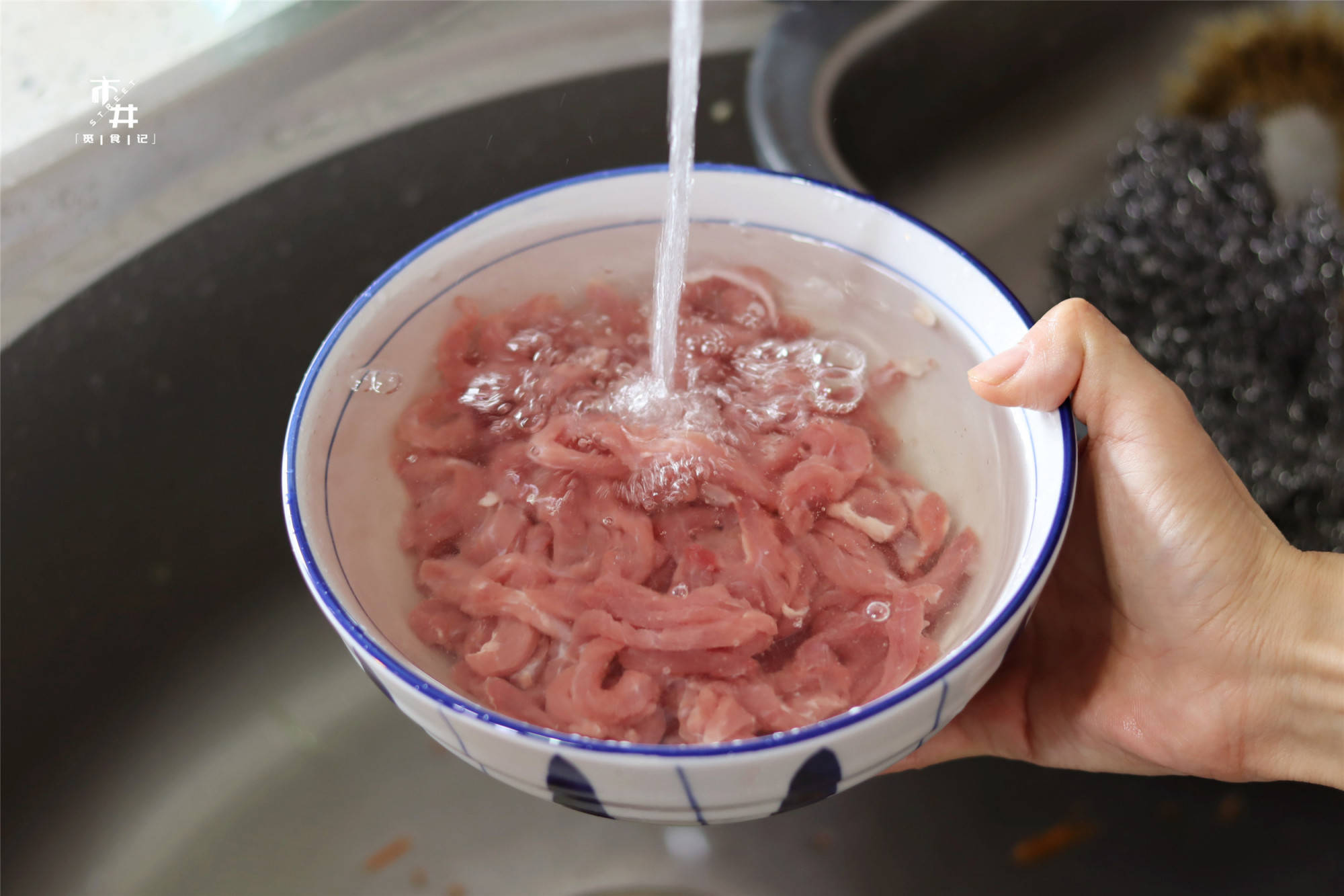 炒肉丝油烧几成热 af5c845e8e9040dcbd60c0450fbee5d4.jpeg