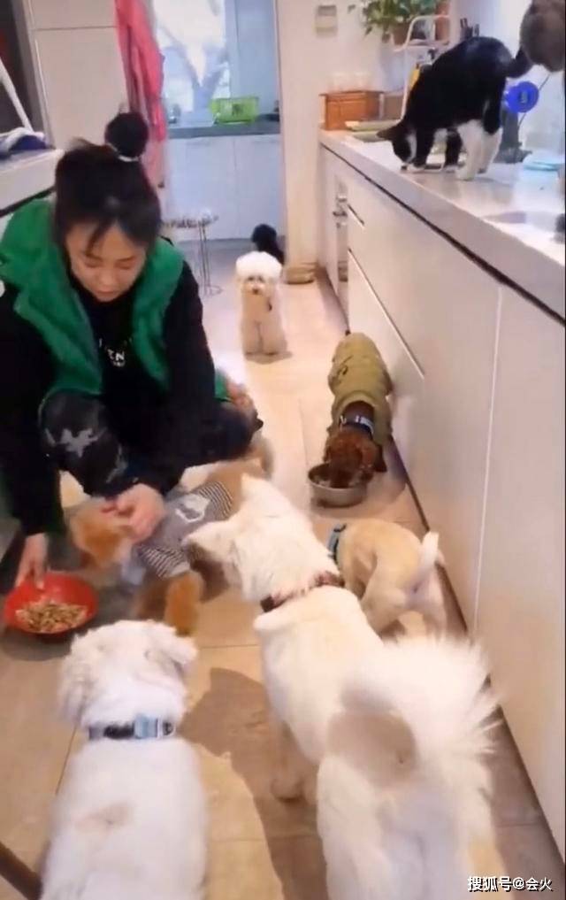 视频|原创57岁李勤勤包袱全无，晒收工视频，吃完面擤鼻涕擦在鞋后跟？