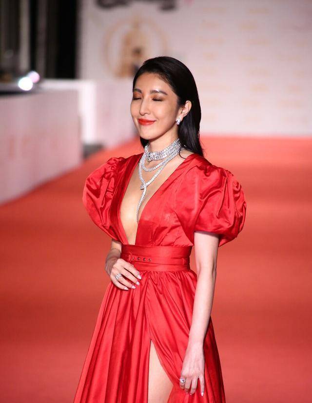 礼服|杨谨华亮相金钟奖，宫廷风深V礼服秀好身材，43岁美得让人心动