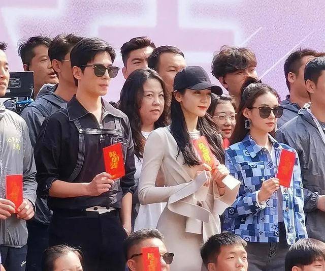 顾漫|杨洋和热巴超近照，热巴瘦了好多脸好小，杨洋走到哪里都是焦点啊