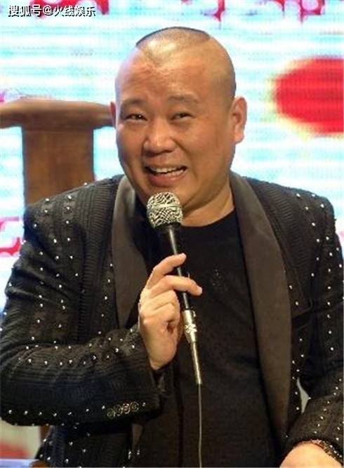 郭德纲|郭德纲是公认的“时装杀手”,于谦的代言,造型有点辣眼