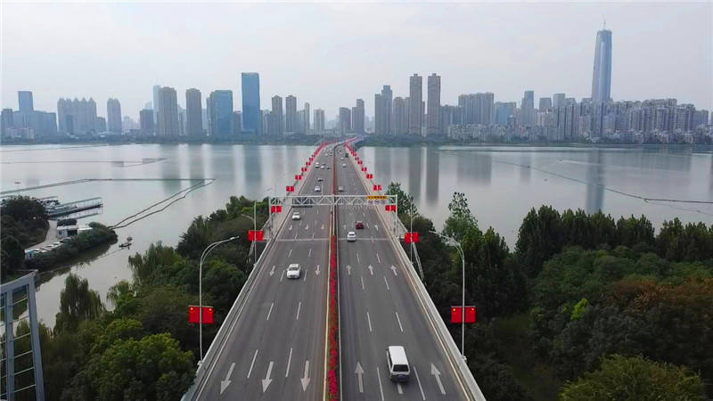 航拍跨越沙湖的沙湖大桥红了
