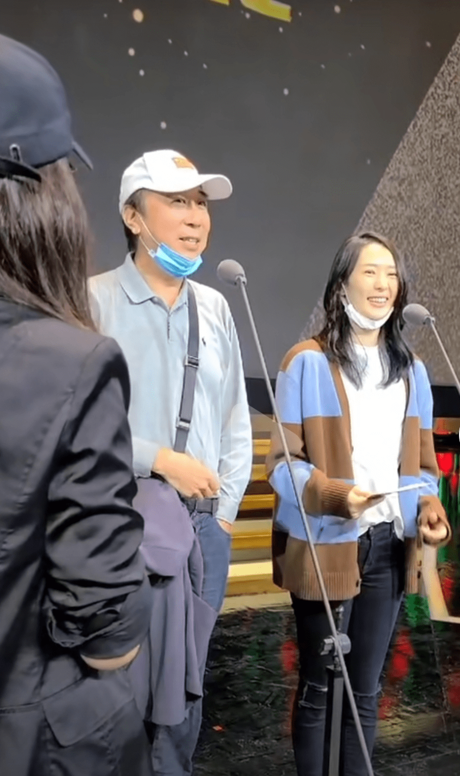 童瑶|童瑶素颜彩排，肤色蜡黄但皮肤紧致，冯巩走路驼背穿的很朴素！