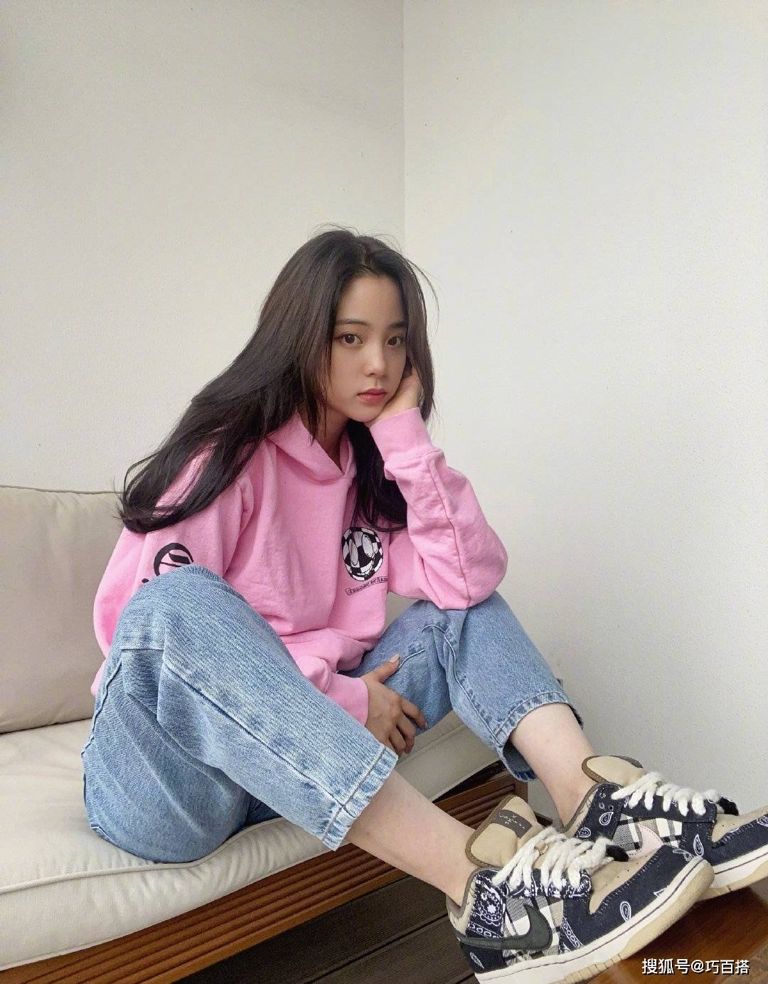 太会|国货品牌太平鸟终于崛起,代言人欧阳娜娜太会玩,黑色单品太时髦