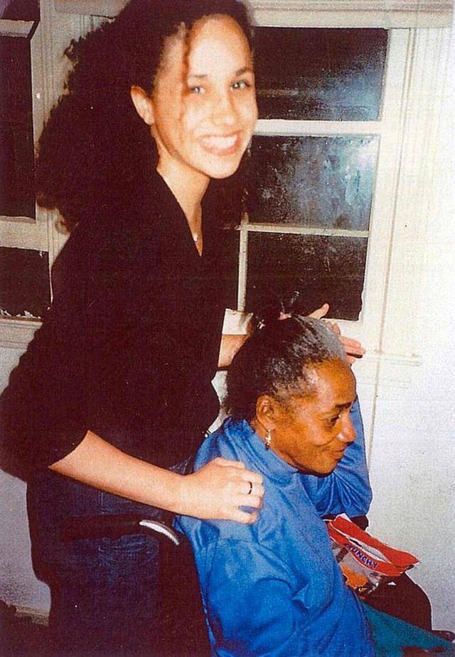 梅根|梅根太不知感恩了！花着王室的钱做华丽造型，还说王室的百般不是