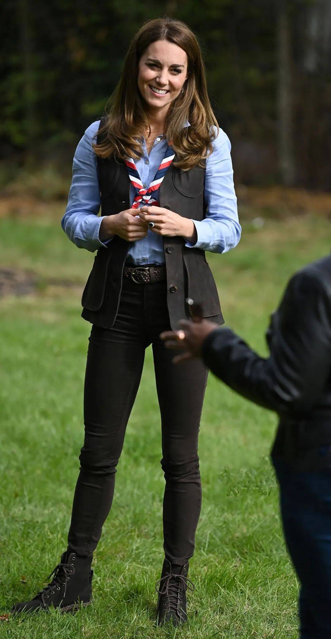 马甲|凯特王妃今年首次穿秋装，披上不丹之行旧马甲，1尺7细腰没变化