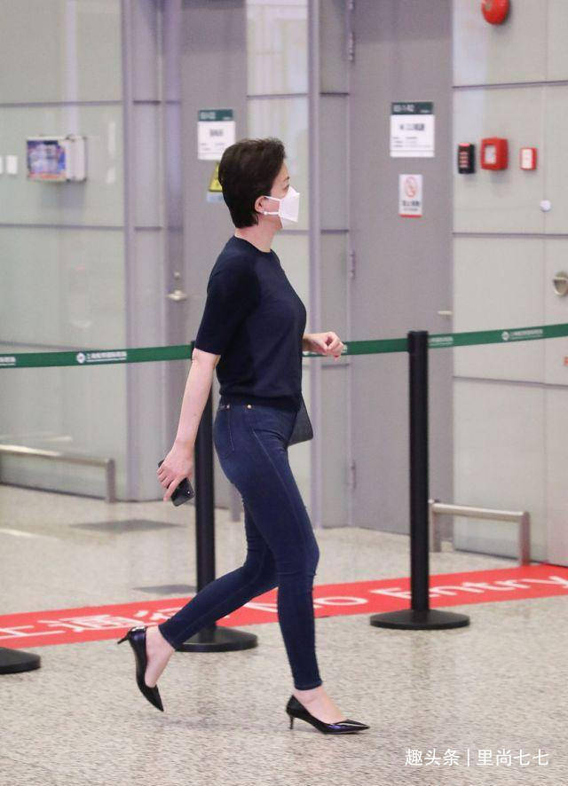 杨澜罕见现身走机场,穿紧身牛仔腿型健美,展示52岁最美腰臀比