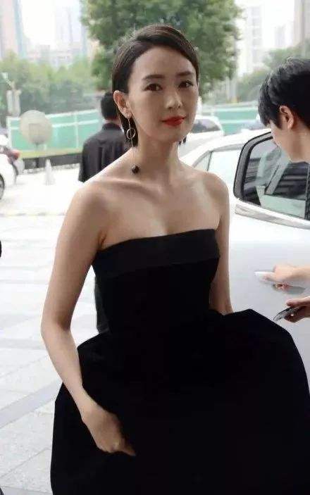 童瑶|童瑶素颜彩排，肤色蜡黄但皮肤紧致，冯巩走路驼背穿的很朴素！