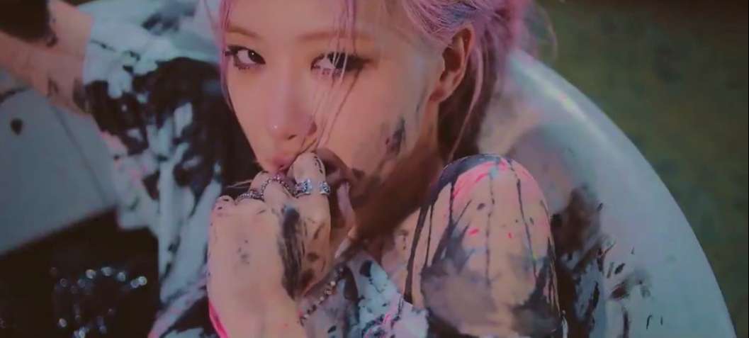 Lisa|blackpink新专视频预告：jisoo崩溃奔跑，Lisa依靠在一个男人怀里