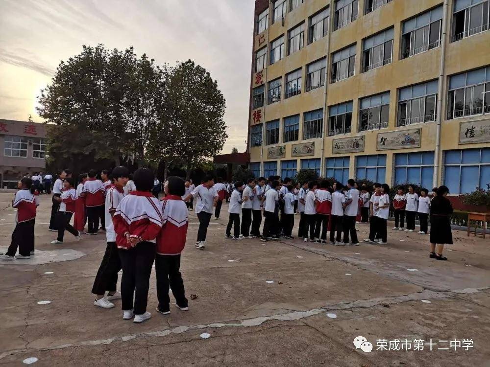多彩社团招募,绽放别样风采--荣成十二中举行社团招募